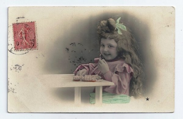 画像1: フランス　お菓子を食べる長い髪の女の子　1904年 (1)