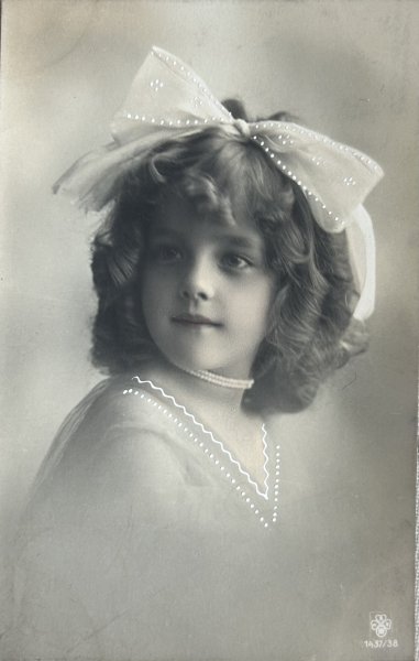 画像1: Postcard    アンティークポストカード　リボンの女の子　写真　 Grete Reinwald ベルギー1910年 (1)