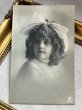 画像2: Postcard    アンティークポストカード　リボンの女の子　写真　 Grete Reinwald ベルギー1910年 (2)